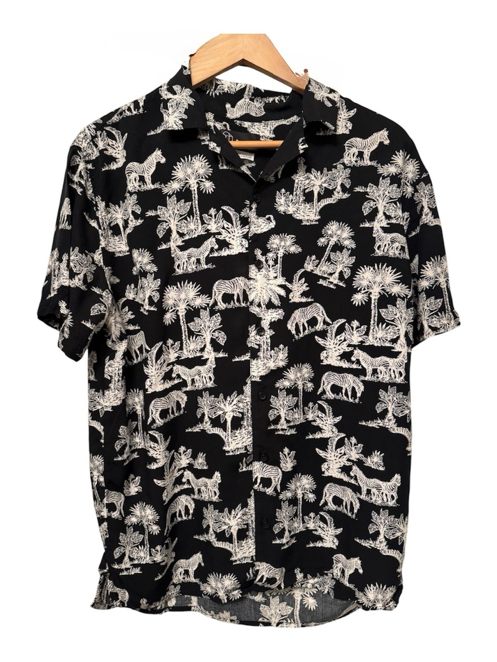 Original Use Men’s SS Button Up Shirt with Safari Animal Plant Motif - M